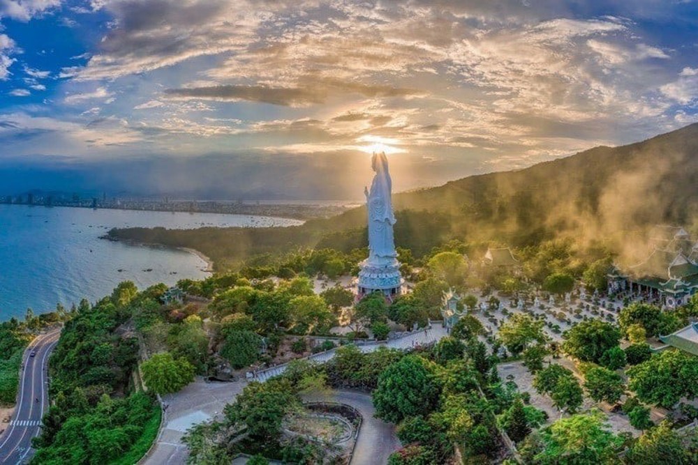 Thuê xe ô tô 7 chỗ Đà Nẵng - Chùa Linh Ứng