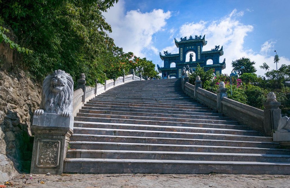 Thuê xe ô tô 16 chỗ Đà Nẵng - Chùa Linh Ứng