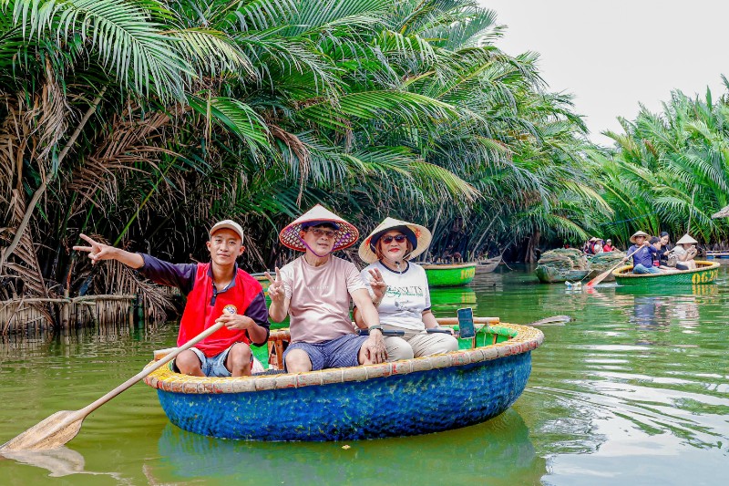 Thuê xe ô tô 4 chỗ Hội An – Lăng Cô